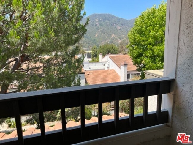 Building Photo - 1656 Palisades Dr