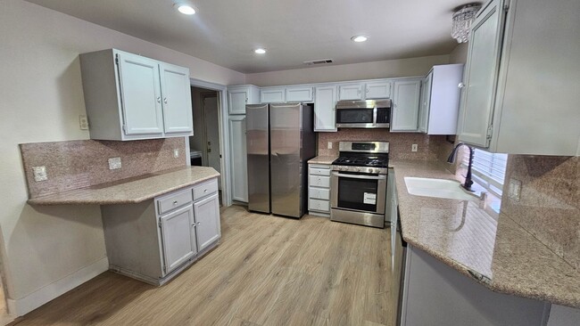 Building Photo - Beautiful 4 bedroom near Lake Mead & Tenay...