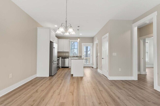 Building Photo - MUST SEE !! 2 Bedroom/2 Bath end unit avai...
