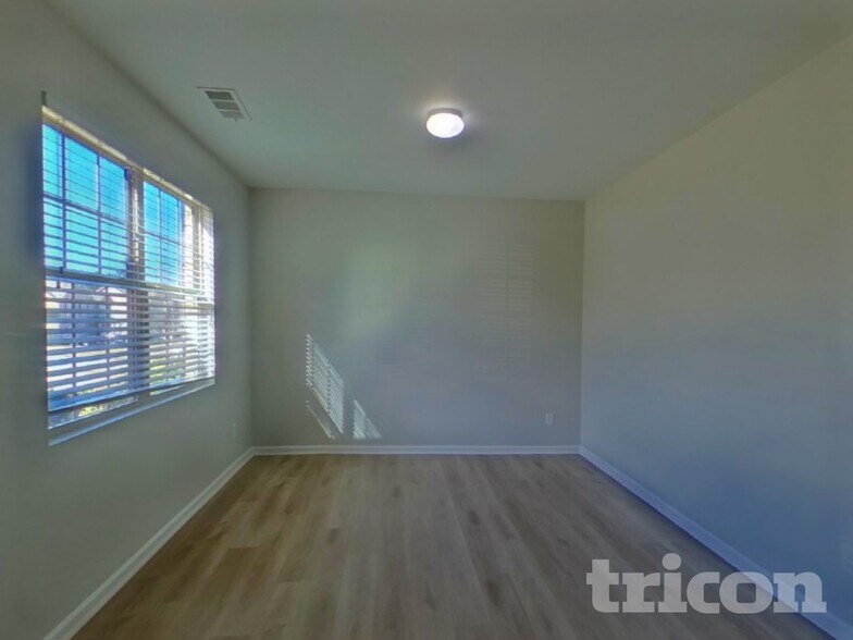 Building Photo - 438 Lake Ridge Ln