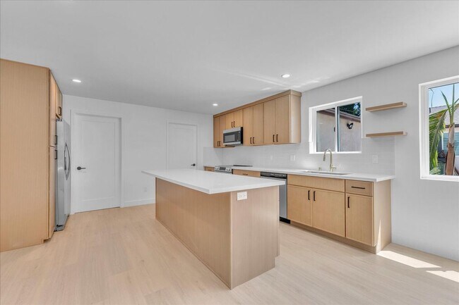 Building Photo - 6915 Encino Ave