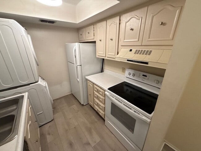 Building Photo - 1 Bedroom/1 Bathroom 2nd Floor Condo at Sandlewood Villas AVAILABLE MAY 1st!