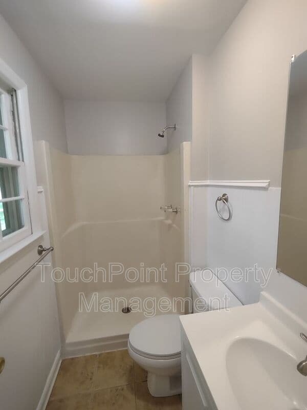 Building Photo - 710 Sharon Dr