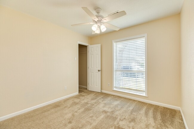 Building Photo - 3206 Pine St