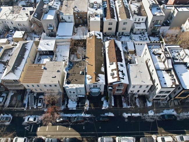 Building Photo - 191 Griffith St