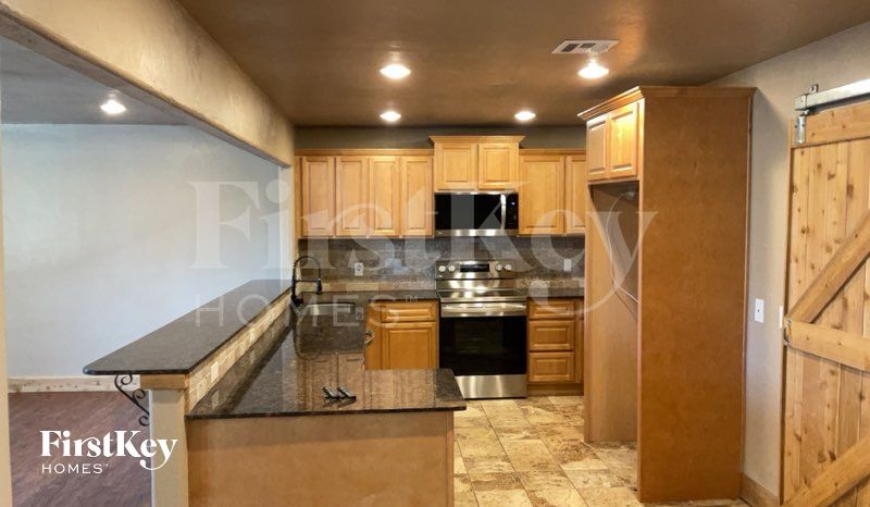 Building Photo - 613 S Avery Dr