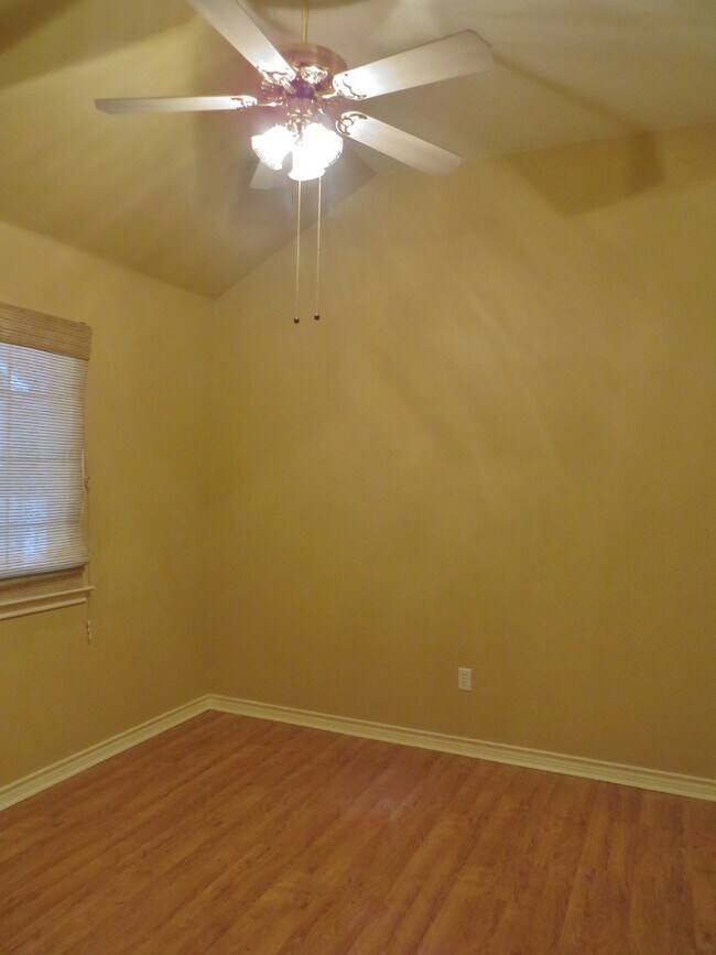 Building Photo - 3 Bedroom 2 Bathroom Parkview Estates Home