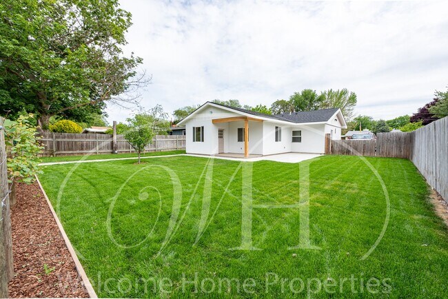 Building Photo - Country Living in Gorgeous 2 Bedroom Home Near Town