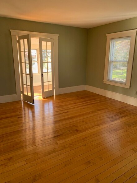 Building Photo - 4 Central St