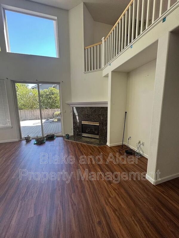 Building Photo - 1079 NE Creeksedge Dr