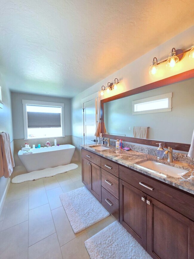 Building Photo - $4,800 - 5 Bed / 3 Bath Custom Built Home w/ Private Sport Court & Golf Green