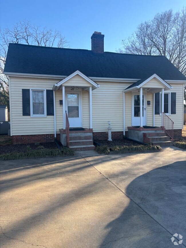 Building Photo - 1 Bedroom and 1 Bathroom Duplex