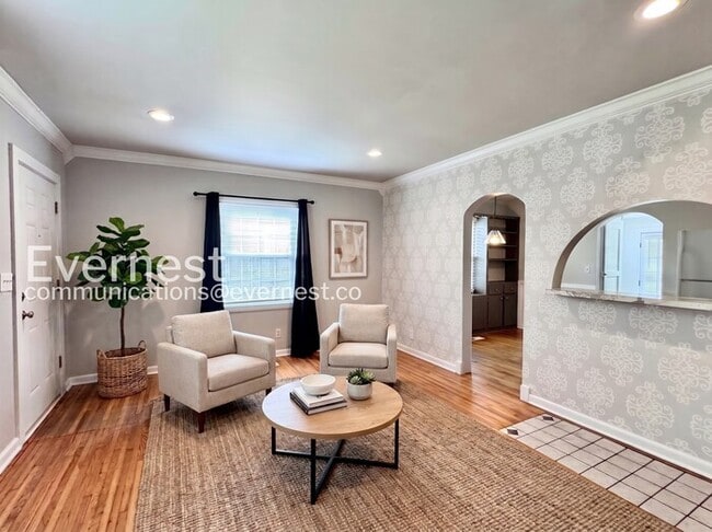 Building Photo - Charming 2-Bed/2 bath Bungalow with Modern Amenities and Ideal Location / Pet-Friendly / Availabl...