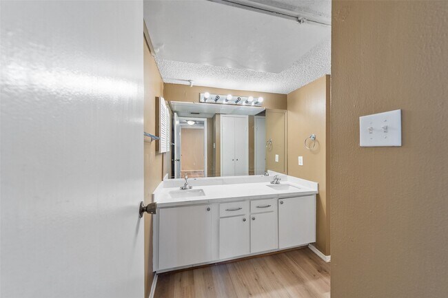 Building Photo - 10053 Westpark Dr