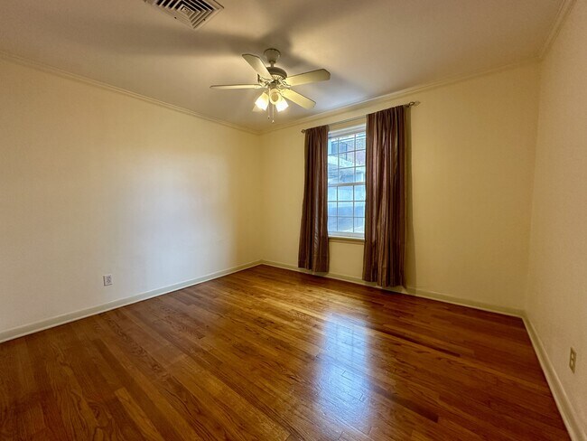 Building Photo - 914 W 21st St