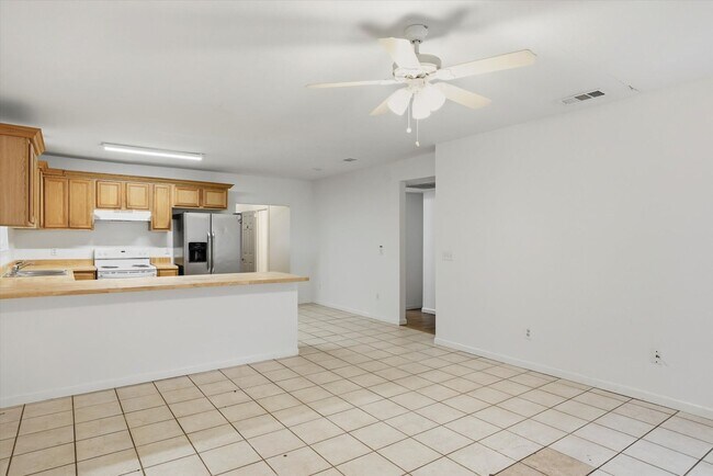 Building Photo - 519 W 6th Ave