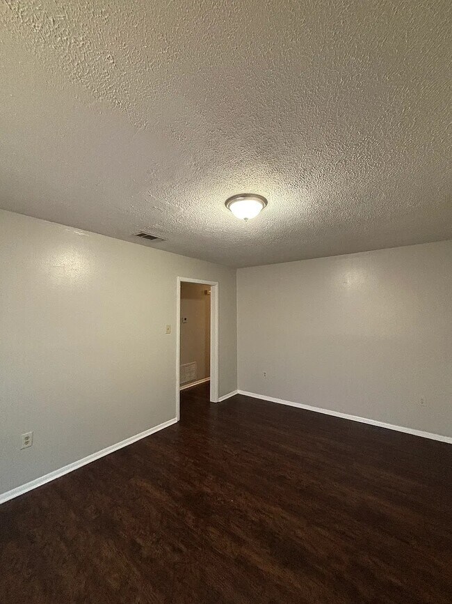 Building Photo - 1220 Twin Lakes Dr