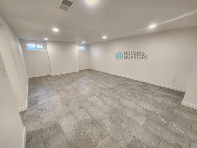Building Photo - Beautiful single family home just minutes from Argonne and Upriver Drive!