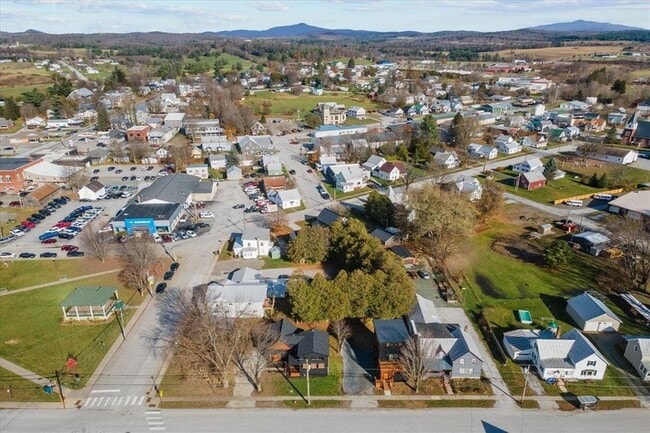 Building Photo - 109 School St