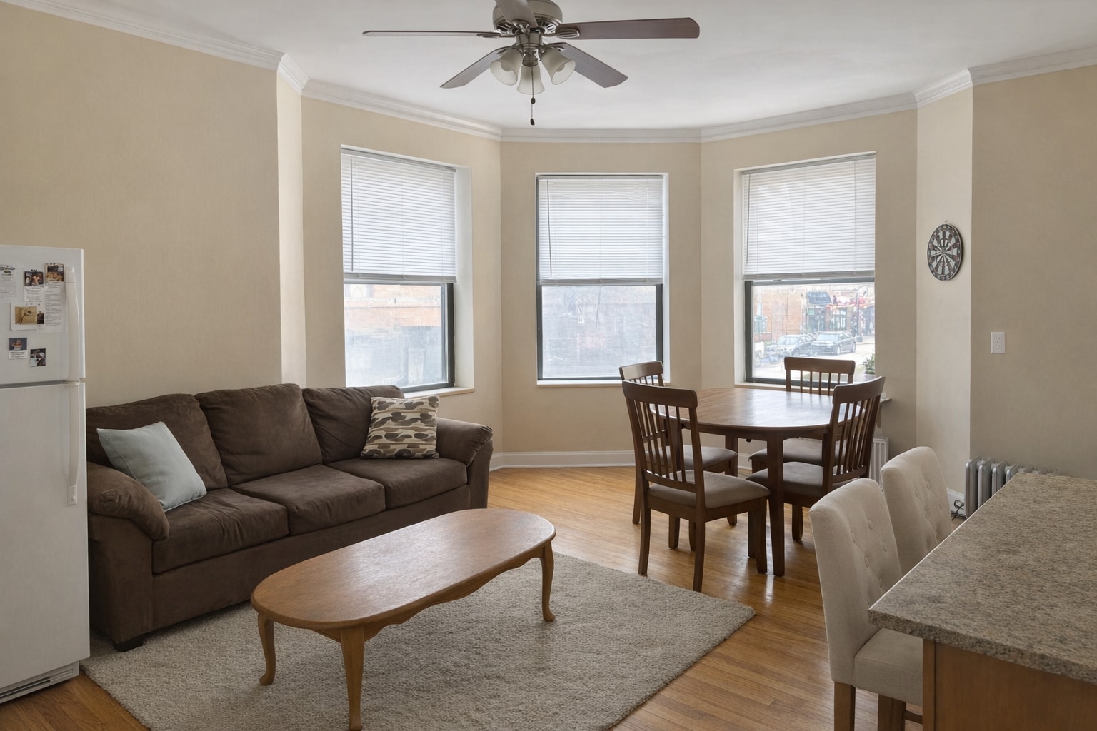 Living Room - 1070 W Granville Ave