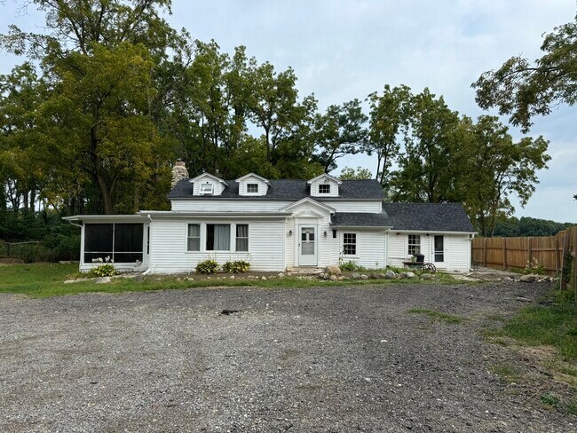 Primary Photo - 147 E Algonquin Rd