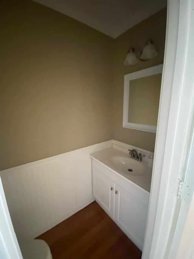 Building Photo - 2 bedroom 1.5 bath  The Cloister Condominium