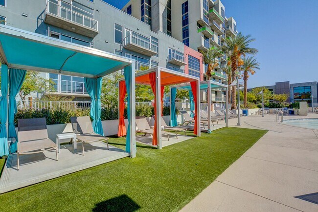 Building Photo - Juhl 345-City Views from this Spacious Deluxe Studio Residence