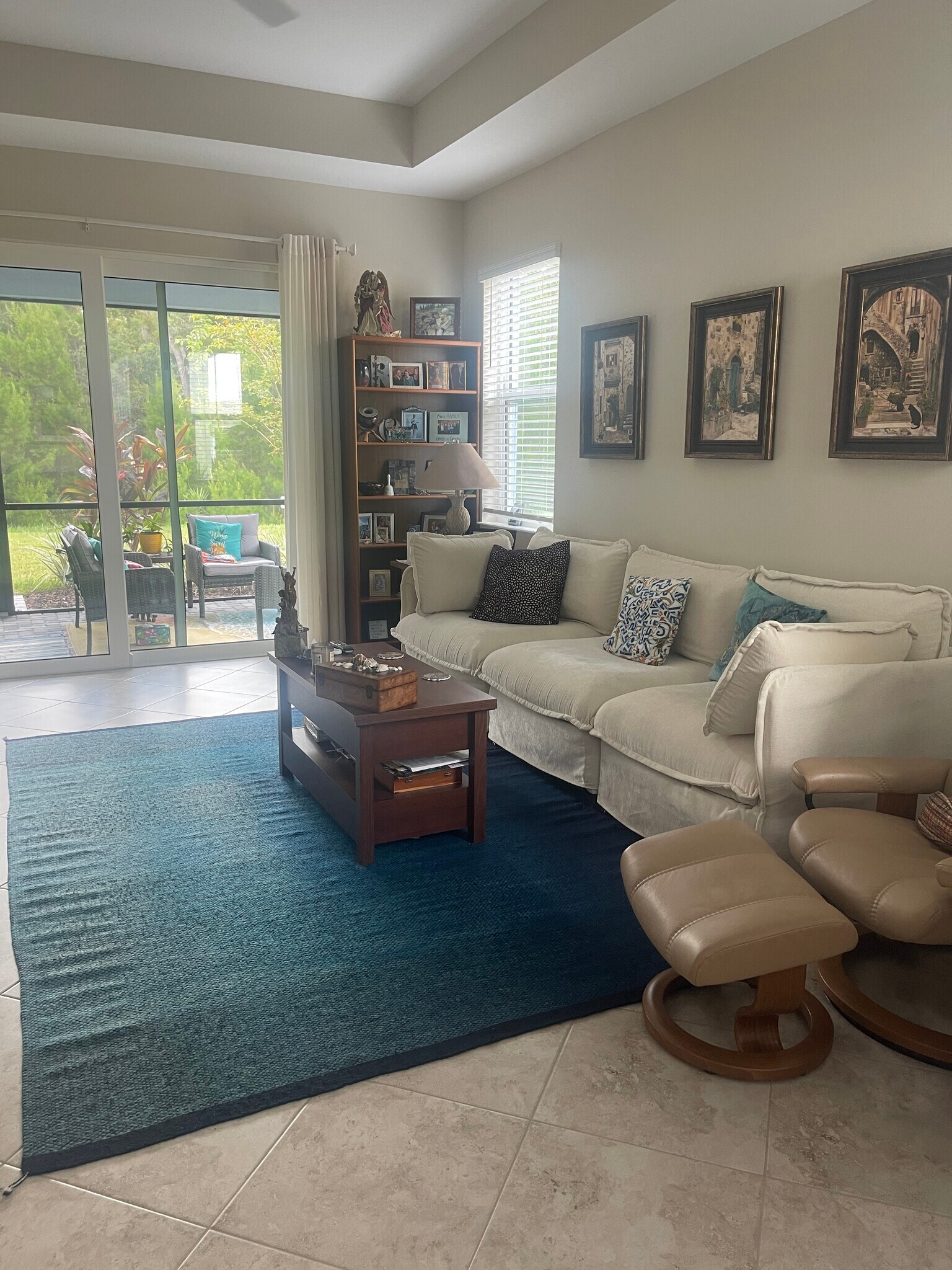 TV and seating for 4 - 196 Hang Loose Way