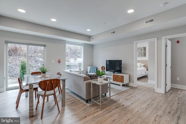 Building Photo - 1952 Bryn Mawr Ave