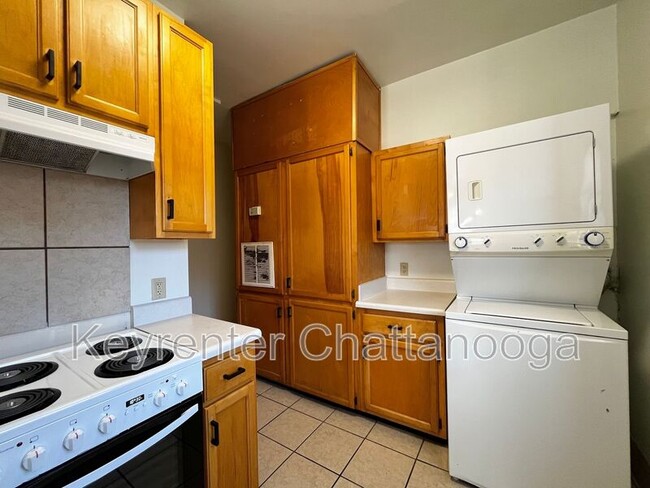 Building Photo - 83 E 17th St