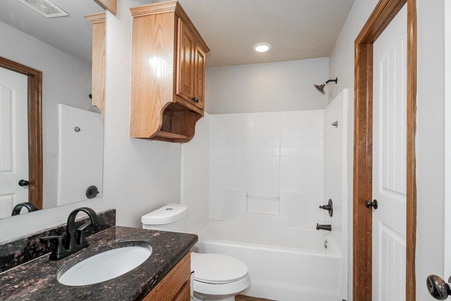 Building Photo - 816 Eric Cir