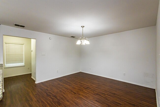 Building Photo - 5520 Stallion Ln