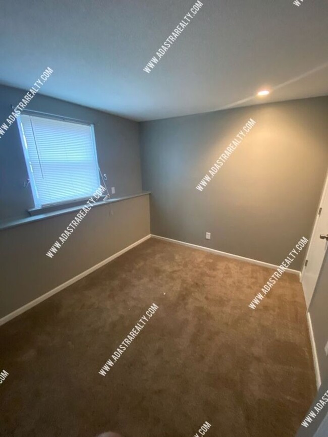 Building Photo - Remodeled Duplex in Olathe-Available in FE...