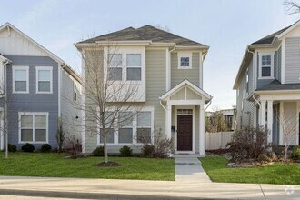 Building Photo - Beautiful 3 Bed 2.5 Bath in Central Greens...