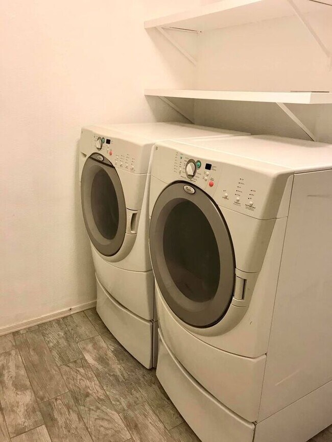 Building Photo - Spacious 3-bedroom plus den in North Phoenix