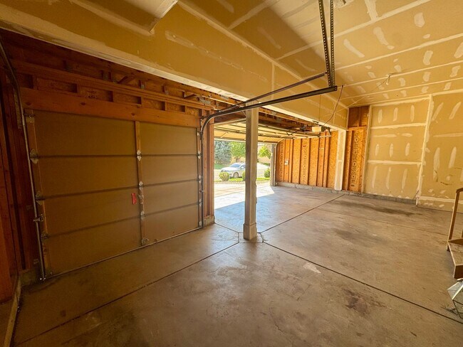 Building Photo - 4 Bed / 4 Bath Dream Home in the Hills at ...