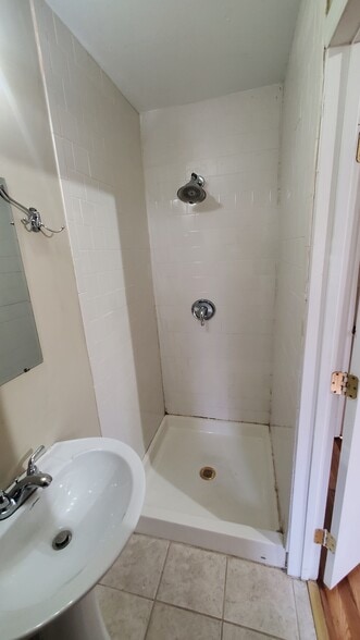 Master bath - 1225 Southerlund Rd