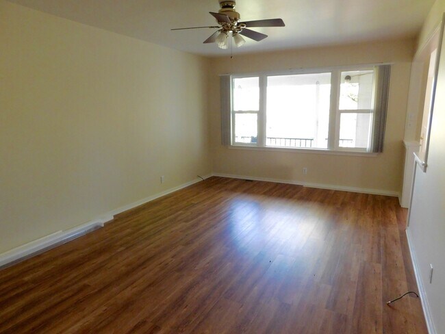 Building Photo - 701902 - Racetrack Duplex