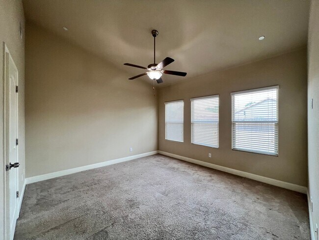Building Photo - 3 Bedroom 2 bath Fresno home