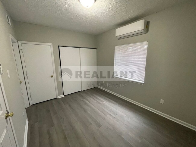 Building Photo - 208 Lakeshore Dr
