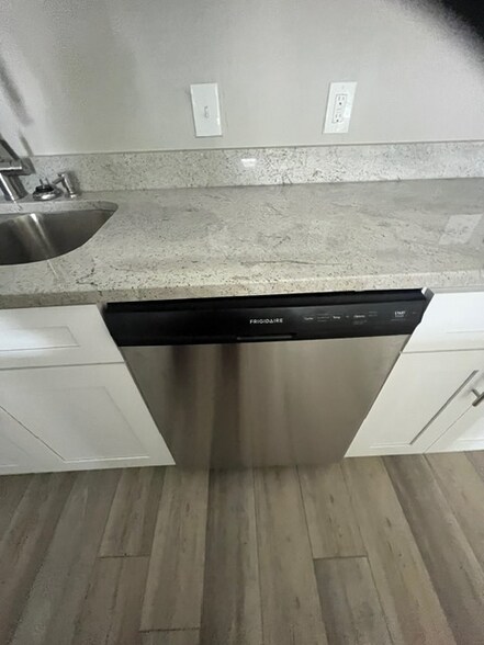 Building Photo - 14 Crest Ln