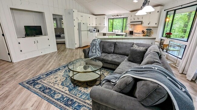 Building Photo - 828 Little Pine Mountain Rd