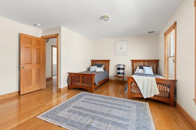 Building Photo - 25 Pleasant St