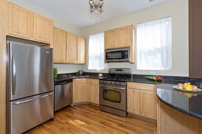 Building Photo - 2717 W Evergreen Ave