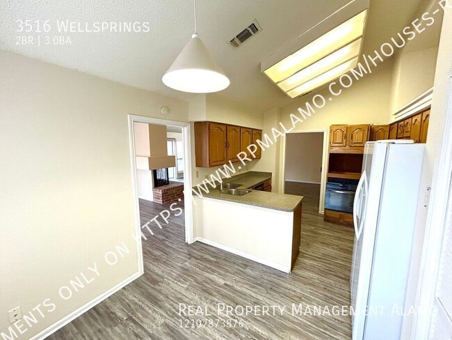 Building Photo - *MOVE IN SPECIAL* Tri-Level 2 Bedroom / 3 ...