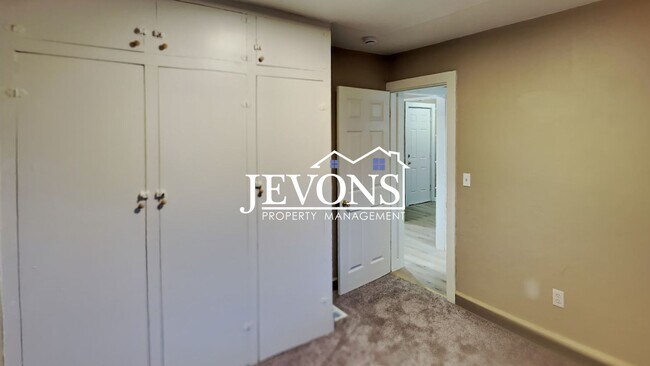 Building Photo - 812 S 10th Ave