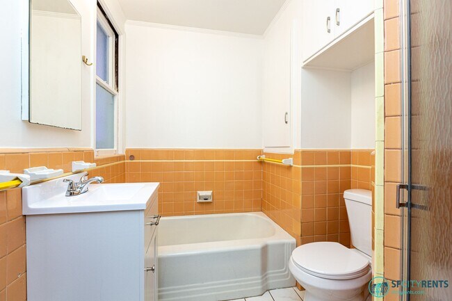 Building Photo - Outer Sunset: Top Floor w/ Shared Yard & Laundry on N Judah Line