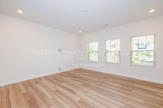Building Photo - 317 Planters Trace Ln