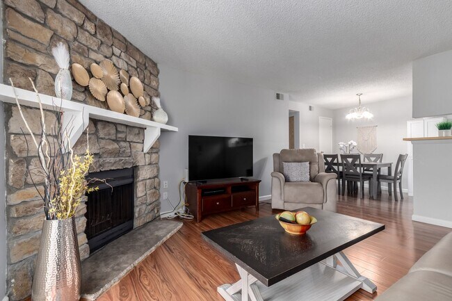 Building Photo - Beautiful 2 Bedroom Condo Across from Aurora Medical Center