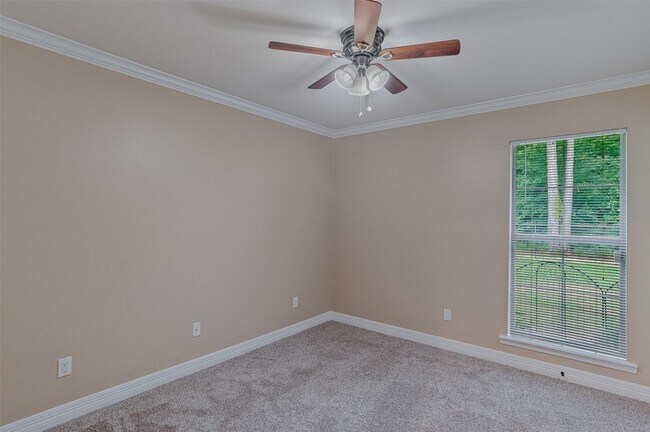 Building Photo - 133 Lone Oak Dr
